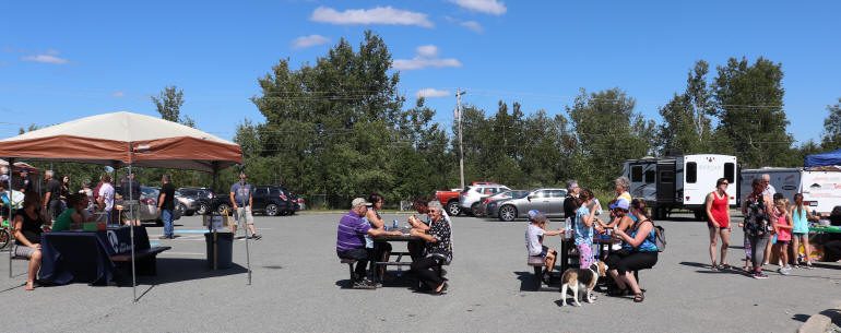 Le repas se prend à l'intérieur ou dans la cour au soleil.