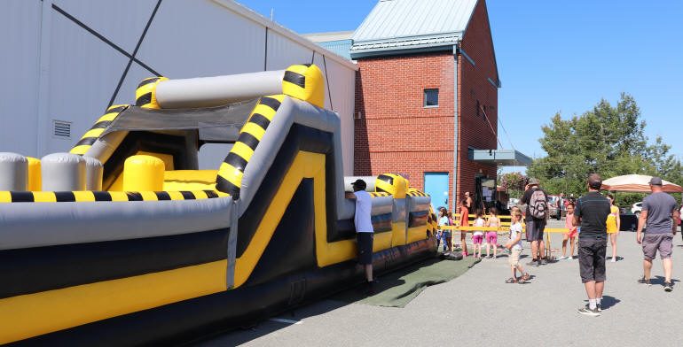 Jeux gonflables à la fête familiale d'Évain