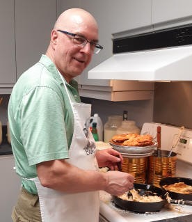 René Mercure, bénévole au brunch de l'Âge d'Or d'Évain.