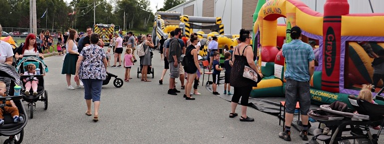 Jeux gonflables près du Centre communautaire d'Évain