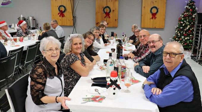 Tablée de convives souriants