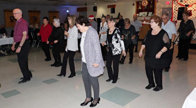 Danse en ligne au party de Noël