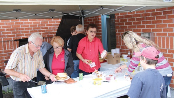 Fête familiale 2016 - distribution de hotdogs