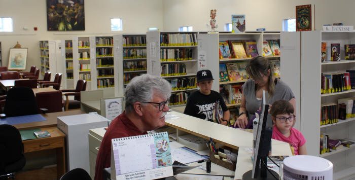 M. Réjean Gouin, au comptoir de prêt