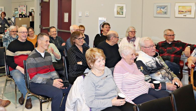 Public attentif et rieur