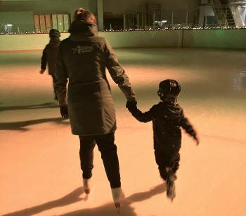 Dame patinant avec un enfant