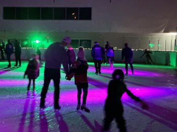 Couleurs sur la glace parmi les patineurs