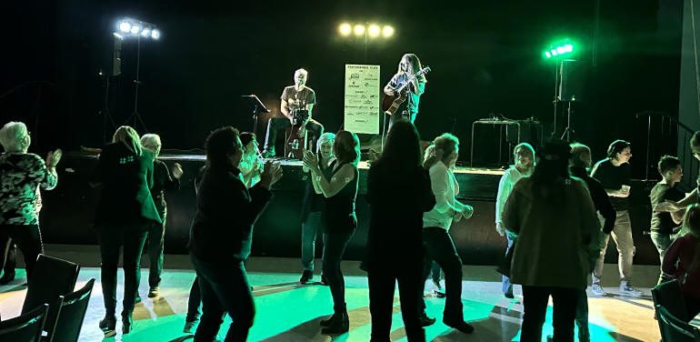 Public dansant sur la musique des frères Greffard