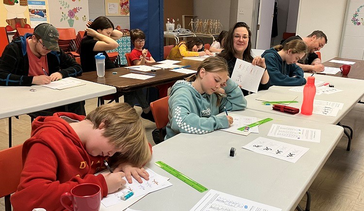 Groupe dessinant une personne en mouvement