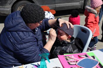 Un jeune garçon à la séance de maquillage