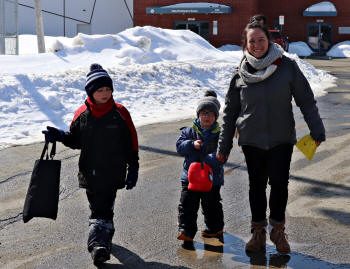 Famille en marche, près du Centre communautaire d'Évain