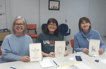 Des participantes à l'atelier présentent leurs dessins