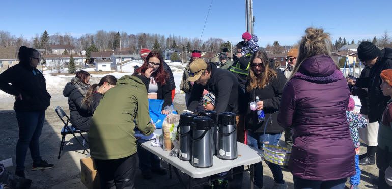 Groupe de personnes près des cafetières...