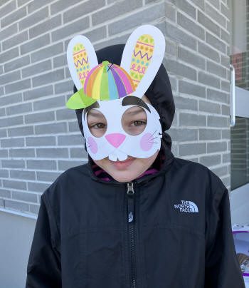 Enfant avec un masque de lapin