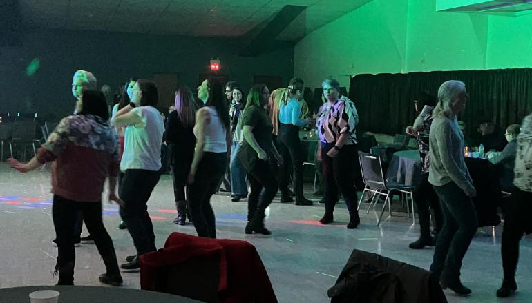 Sur la piste de danse lors du karaoké