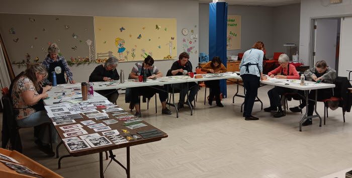 Des nombreuses personnes concentrées lors de l'atelier de linogravure...