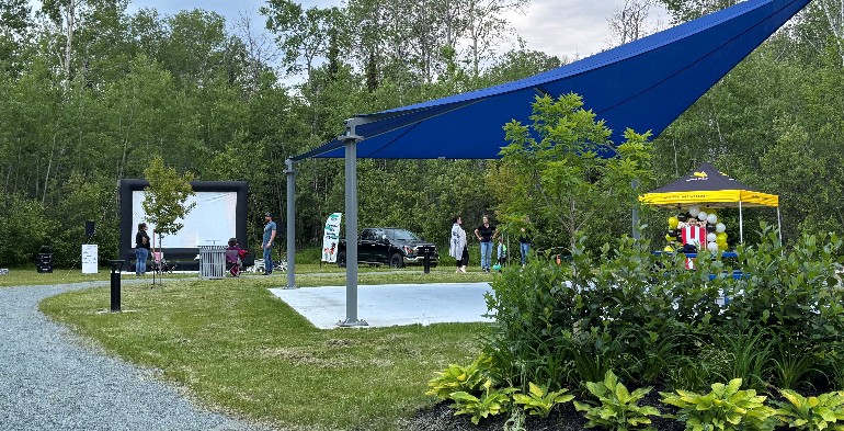 Préparation de l'écran au parc du lac Hélène