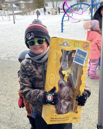 Enfant avec un grand chocolat
