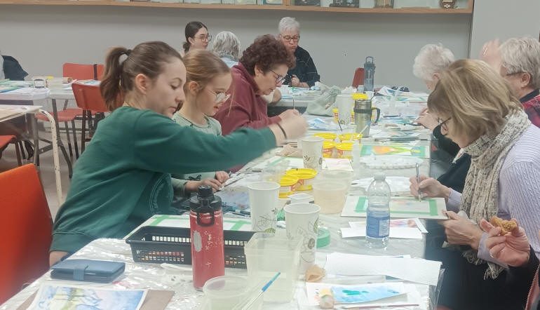 Groupe de participantes à l'atelier tenu au sous-sol du Centre communautaire d'Évain