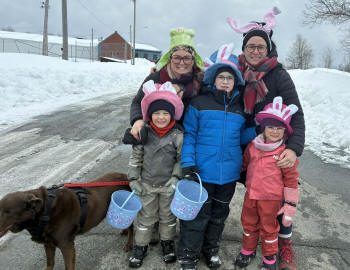Enfants et adultes à l'extérieur, avec des paniers pour les oeufs