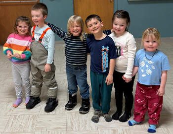 Six enfants ayant participé à la chasse aux oeufs