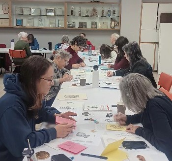 Participants concentrés à leur travaux