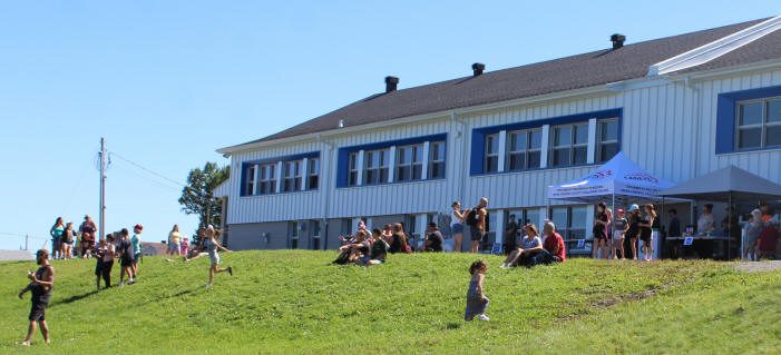 Dans la cour de l'école de l'Étincelle Dans la cour de l'école de l'Étincelle