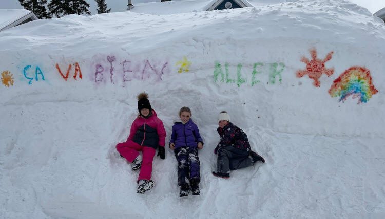 Inscription sur un mur de neige "Ça va bien aller"