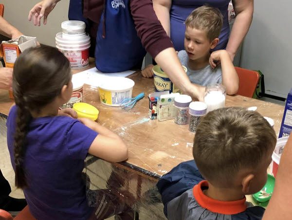 Les enfants utilisent plusieurs produits pour créer les oeufs de dinosaures.