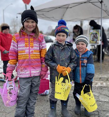 Des enfants souriants avec leurs paniers colorés...