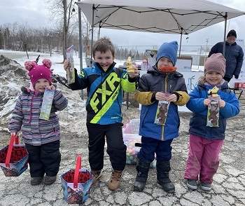 Des enfants montrent leur récolte de chocolats...