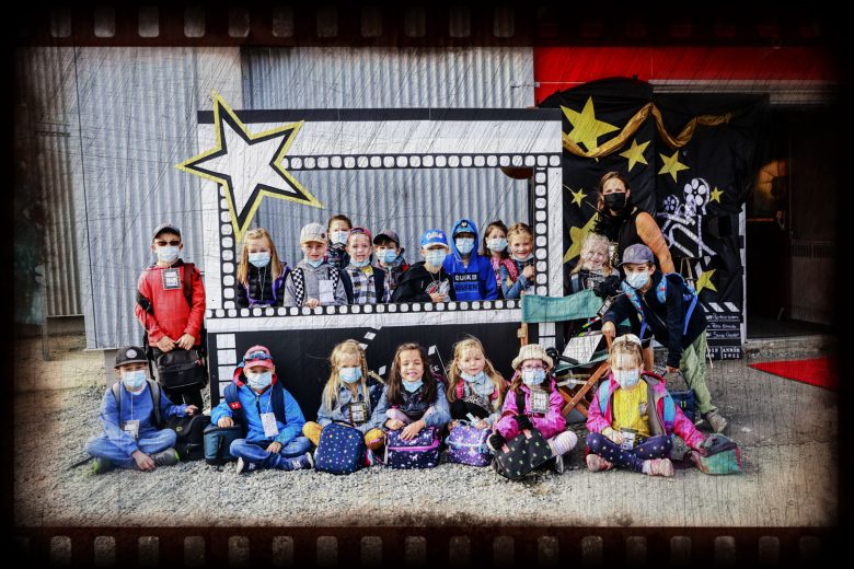 Photo d'un groupe scolaire, autour et dans un cadre de film...