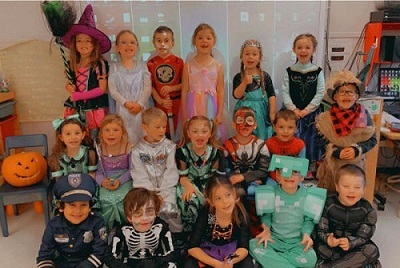 Groupe d'enfants bien déguisés pour l'Halloween