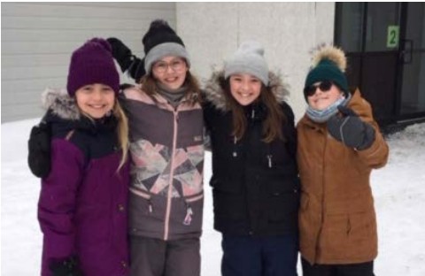 Quatre enfants devant l'école...