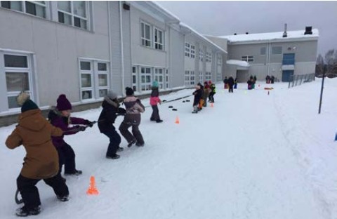 Jeu de souque à la corde, derrière l'école de L'Étincelle...