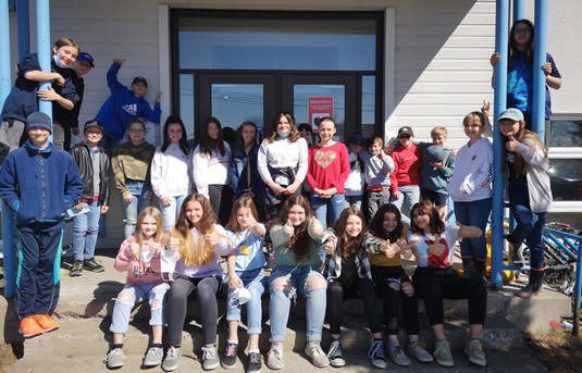 Groupe de finissants devant l'école