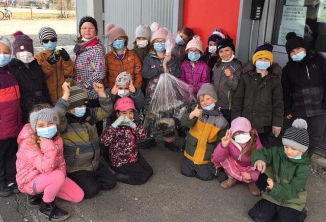 Le Jour de la Terre, tous participent à nettoyer le terrain.