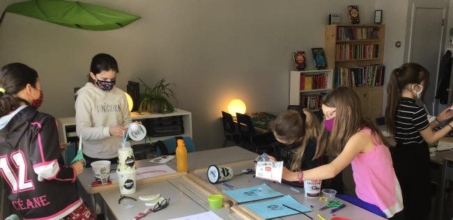 Groupe en train de bricoler autour d'une table