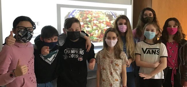 Groupe d'étudiants devant l'image d'un repas