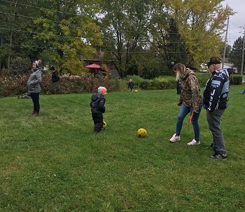 Jouer au soccer, lors d'un pique-nique du préscolaire 4 ans.