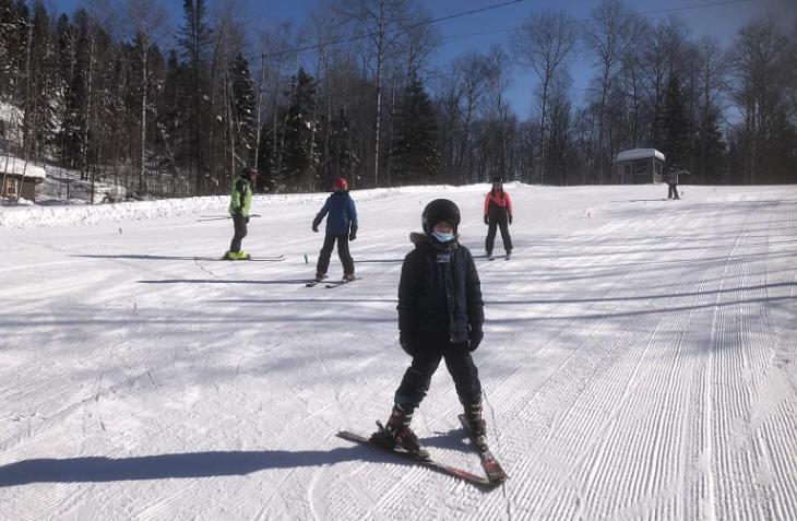 Étudiants en skis au mont Kanasuta