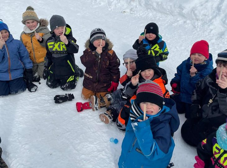 Élèves de la maternelle 4 ans, prêts pour la cabane à sucre