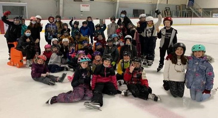 Groupe d'élèves en patins au Centre communautaire d'Évain