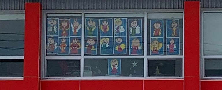 Bricolages variés de Noël dans les fenêtres de l'école Petite-Étincelle