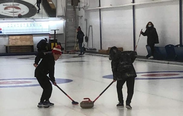 Élèves jouant au curling...