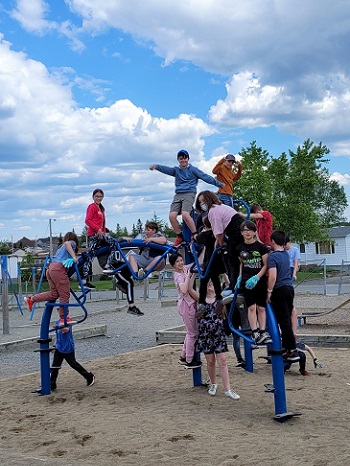 Nouveau module de jeu dans la cour de l'école L'étincelle