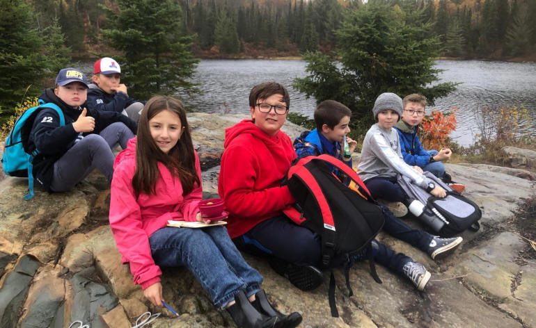 Près d'un lac, lors d'une sortie scolaire...