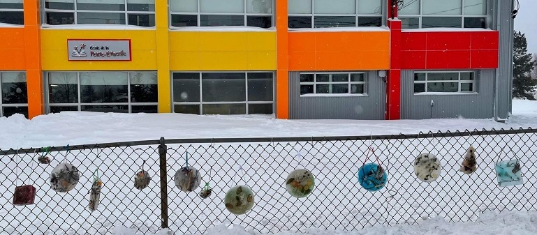 Des vitraux de glace créés par les classes de maternelle