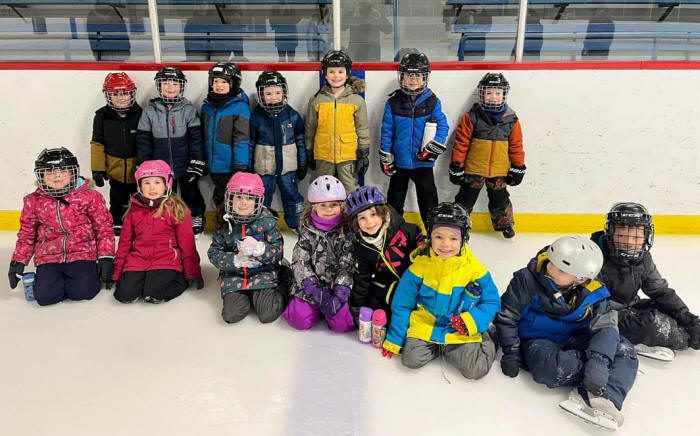 Jeunes élèves à la patinoire