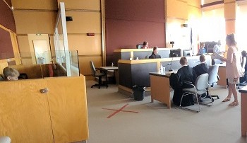 Le banc des prévenus à gauche de la salle